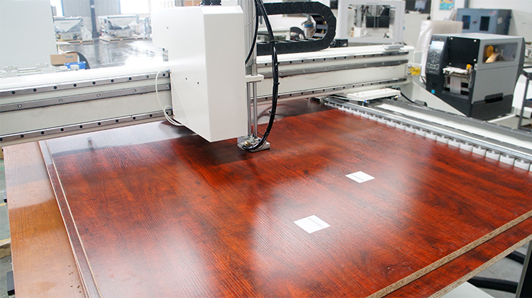 Користејќи ја опремата на EXCITECH CNC центар за обработка со магазин за алат за рингишпил, Хенан-ДАЕШИН ја создаде DASHIN HOME DESIGN FACTORY, која беше наградена како национален интелигентен пилот проект за производство.