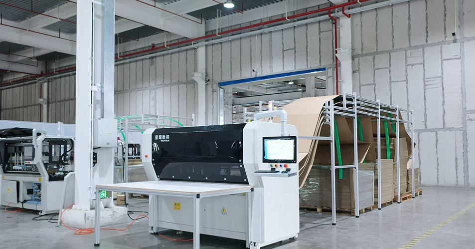 Excitech лансира машина за картони со голема брзина за индустријата за пакување од штици во фабрика за мебел.